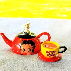 Tea Kettle and Cup salt and pepper shakers